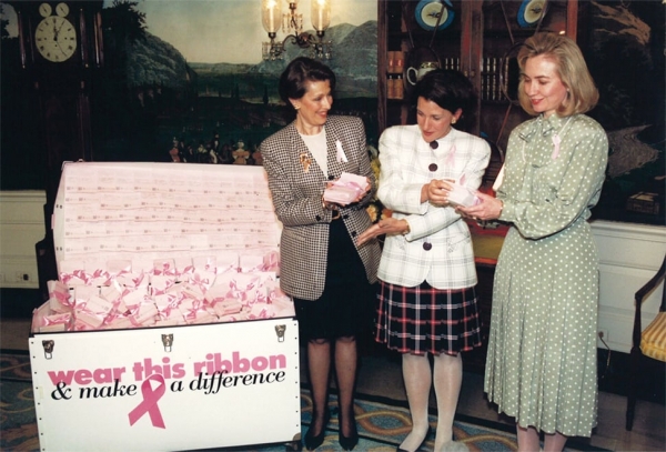 1993년 핑크리본 청원을 위해 백악관에서 만난 에블린 로더(가운데)와 힐러리 클린턴(오른쪽) 당시 영부인.ELCA KOREA