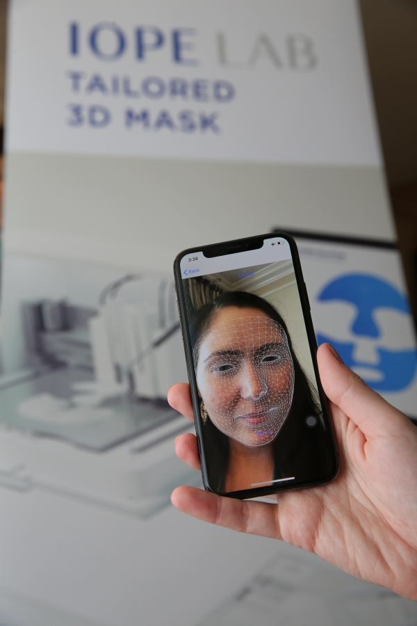 3D프린팅 맞춤 마스크팩을 체험하는 고객이 얼굴을 계측하는 장면.아모레퍼시픽