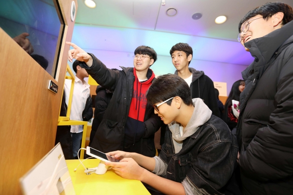 넷마블문화재단 게임아케데미 4기 전시회장에서 방문객들이 게임을 즐기고 있다. 넷마블