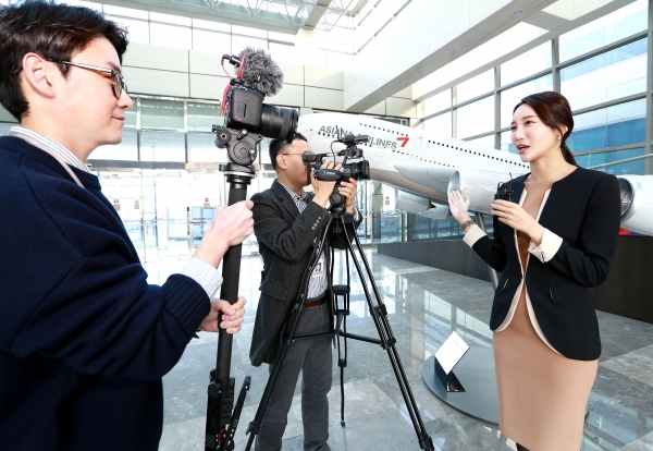 아시아나항공 본사에서 사내방송 아나운서와 담당자들이 '올티비'를 제작하고 있다.아시아나항공