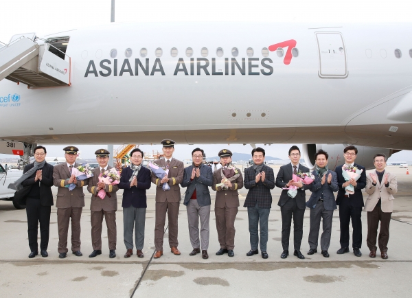 아시아나항공이 지난 4일 인천국제공항에서 차세대 중장거리 주력기종인 A350 11호기 도입식을 가졌다. 도입식에 참석한 김광석(왼쪽 네번째) 부사장이 임직원들과 함께 기념 촬영을 하고 있다.아시아나항공