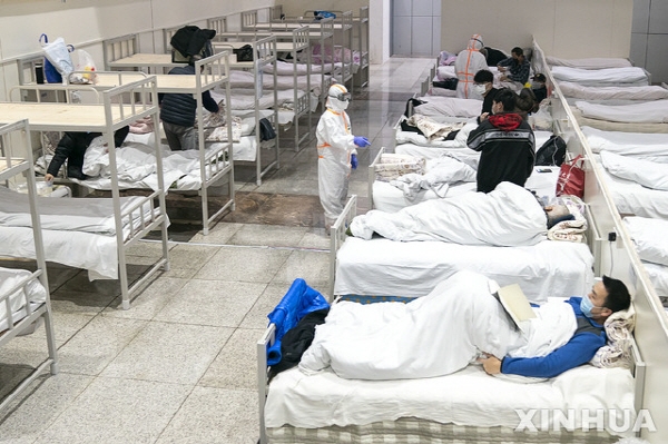 중국 후베이성 우한의 한 전시장을 개조한 임시병원에 신종 코로나바이러스 감염증 환자들이 입원해 있다. 뉴시스