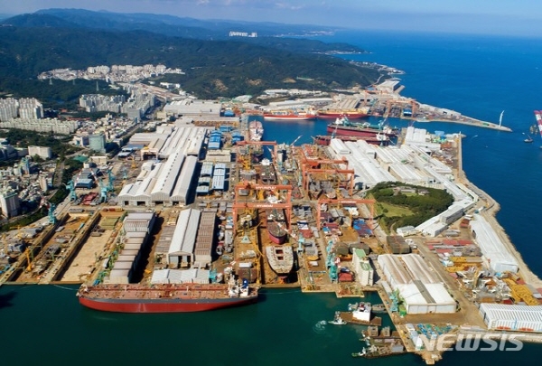 일본 아베정권이 현대중공업과 대우조선해양의 인수합병을 거론하며 WTO에 제소함에따라 이에 대한 여러가지 해석들이 나오고 있다. 뉴시스