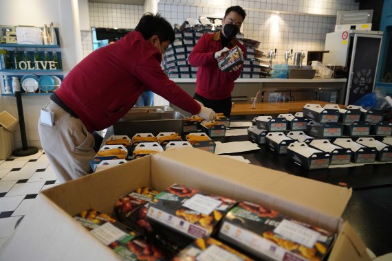 BBQ가 대구지역 코로나19 의료봉사자들을 위해 5000인분 치킨세트를 기증했다.제너시스BBQ