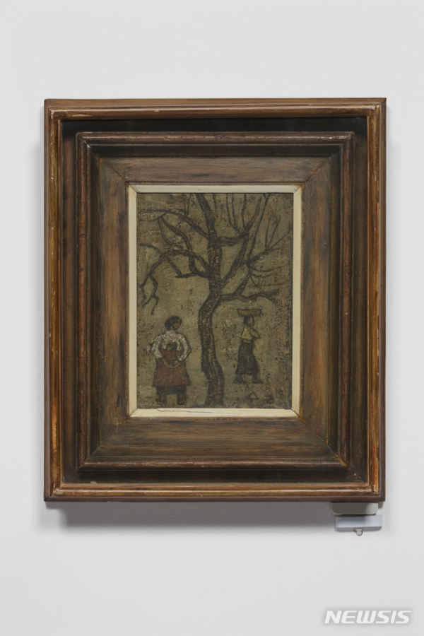 나무와 두 여인,하드보드에 유채,27x19.5cm,1956. 사진=박수근미술관 제공.뉴시스