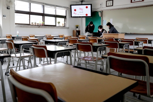 서울 은평구 충암고 교사들이 빈 교실에서 영상편지를 시청하고 있다.뉴시스