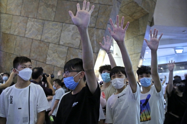 지난 5월 13일 홍콩에서 반정부 시위가 열린 가운데 시위대가 다섯 가지 요구사항을 나타내는 다섯 손가락을 펼치고 있다. 뉴시스
