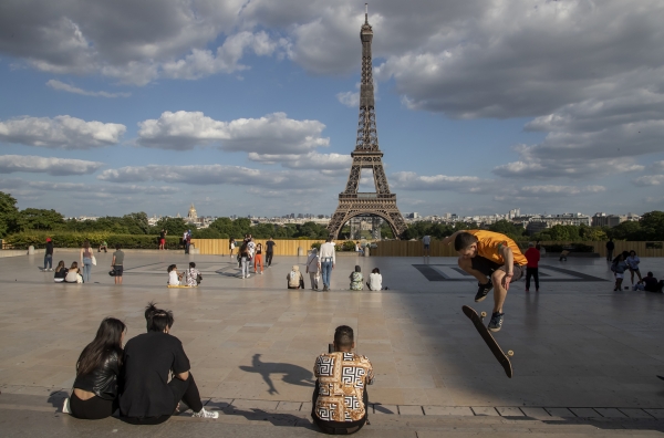 지난달 25일 프랑스 파리 에펠탑 앞 광장에서 시민들이 휴식을 취하는 모습. 뉴시스