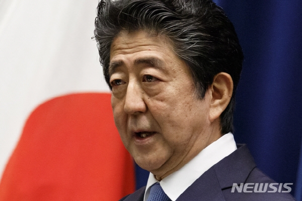 아베 신조 일본 총리의 지지율이 보수 성향인 요미우리 신문의 여론조사에서도 30%대로 떨어진 것으로 조사됐다. 뉴시스