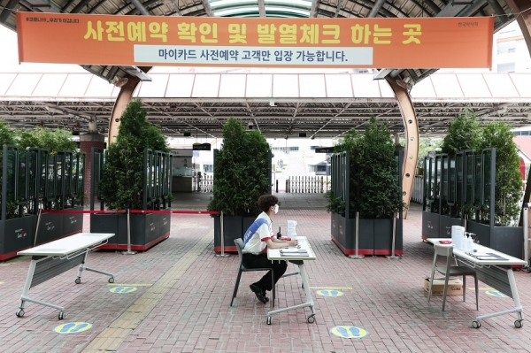 오는 24일부터 생활 속 거리두기를 엄격히 적용한 가운데 서울과 부산, 제주 경마공원의 좌석정원 10% 내에서 사전예약된 고객에 한해 입장이 시작된다.한국마사회