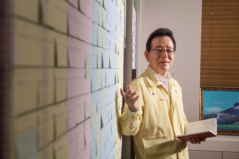 정순균 구청장이 집무실 유리벽에 붙여놓은 포스트잇에 대해 설명하고 있다.이원근
