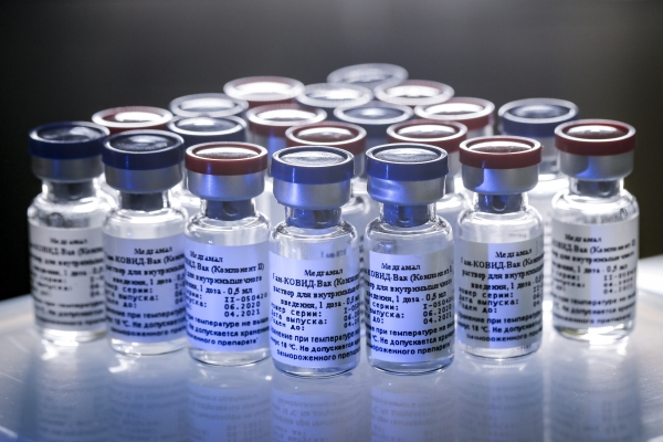 러시아는 11일(현지시간) 신종 코로나바이러스 감염증(코로나19) 백신 '스푸트니크V(사진)'이 세계최초로 공식 등록됐다고 발표했다. 사진은 모스크바 소재 니콜라이 가말레야 국립 전염병학 및 미생물학 센터에 백신이 진열돼있는 모습.