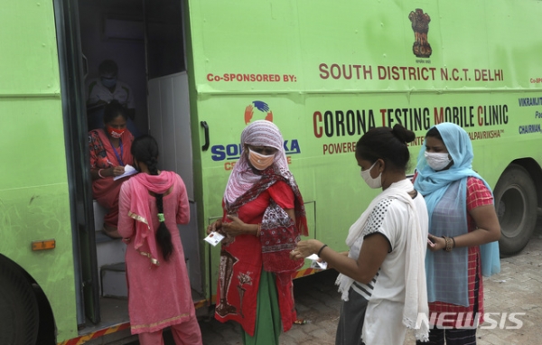 지난달 8일 인도 뉴델리의 여성들이 코로나19 검사를 위해 줄을 서있는 모습.뉴시스