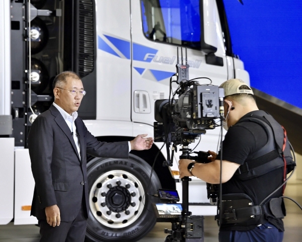 정의선 현대자동차그룹 수석부회장이 지난 7월 14일 청와대에서 열린 '한국판 뉴딜 국민보고대회'에서 실시간 화상연결을 통해 수소전기 트럭 엑시언트를 소개하고 있다. 현대자동차