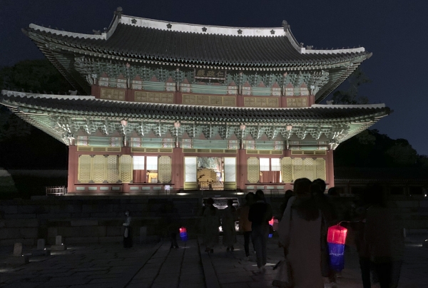 11일 서울 종로구 창덕궁에서 열린 ‘2020년 창덕궁 달빛기행 두 번의 달을 보다’를 찾은 관람객들이 창덕궁 경내를 둘러보고 있다.뉴시스