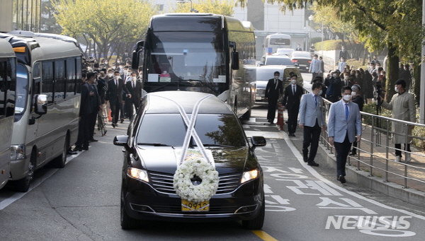 고 이건희 삼성그룹 회장 발인이 엄수된 28일 오전 운구차가 서울 강남구 삼성서울병원 장례식장을 빠져나오고 있다. 뉴시스