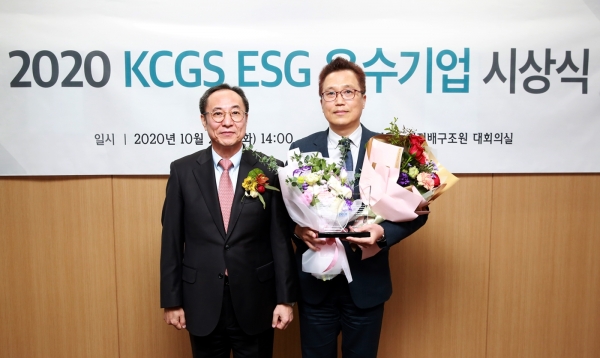 풀무원이 한국기업지배구조원(KCGS) 주관 2020년 ESG 우수기업 시상식에서 식품기업 중 최초로 4년 연속 ESG 통합 A+등급을 획득하고 ESG 부문 최우수기업상을 수상했다.풀무원