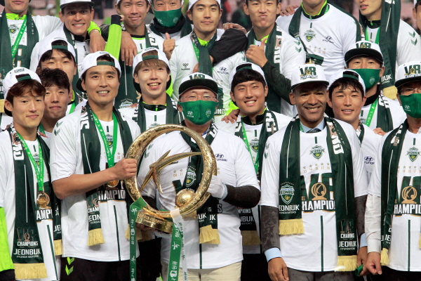 정의선(앞줄 왼쪽 세번째) 회장이 전북 현대 우승 트로피를 들고 기념촬영을 하고 있다. 현대차그룹