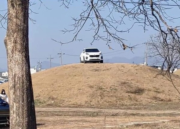 고분 위에 올라간 흰색 SUV 차량. 뉴시스