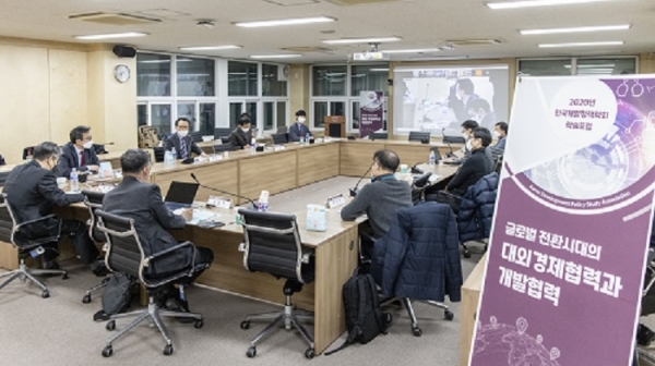 수출입은행과 한국개발정책학회가 온라인을 통해 서울대학교에서 ‘글로벌 전환시대의 대외경제협력과 개발협력 콘퍼런스’를 공동 개최했다. 사진 왼쪽줄 가운데가 김태수 수은 경협총괄본부장.수출입은행