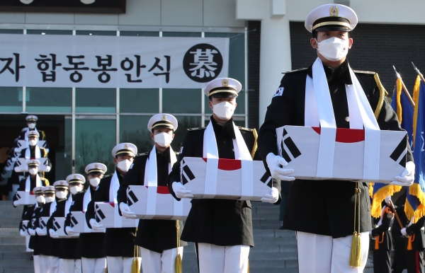 18일 서울 동작구 국립서울현충원에서 열린 6·25 전사자 발굴유해 합동 봉안식에서 군 의장대원들이 유해를 봉송하고 있다. 뉴시스
