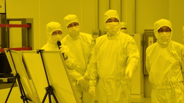 이재용(왼쪽에서 세 번째) 부회장이 4일 평택2공장을 찾아 초미세 반도체 회로 구현에 필수적인 EUV 전용라인을 점검하고 있다.삼성전자
