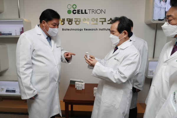 서정진(왼쪽) 셀트리온그룹 회장이 지난해 12월 22일 셀트리온 본사를 방문한 정세균 국무총리에게 항체치료제에 대해 설명하고 있다. 뉴시스