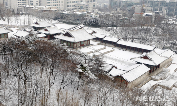 수도권 지역에 폭설이 내린 이튿날인 13일 서울 경희궁 일대에 눈이 쌓여 있다. 뉴시스