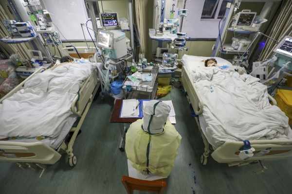 지난해 2월 중국 후베이성 우한의 한 병원에서 코로나19 환자들이 치료를 받고 있다.AP·뉴시스