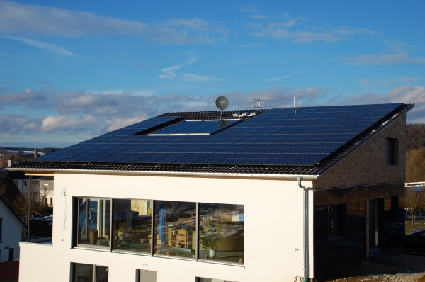 독일 아우크스부르크(Augsburg)시 주택 지붕에 설치된 한화큐셀 태양광 모듈.<한화솔루션>