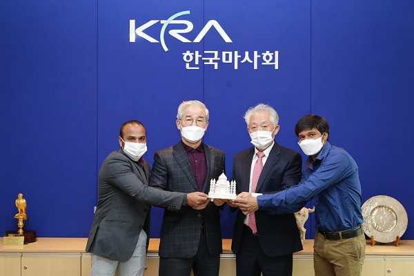 김낙순(왼쪽 두 번째) 한국마사회 회장이 피에스 츄한 인도기수협회 회장이 보내온 감사 편지와 타지마할 조형물을 전달받고 있다.마사회