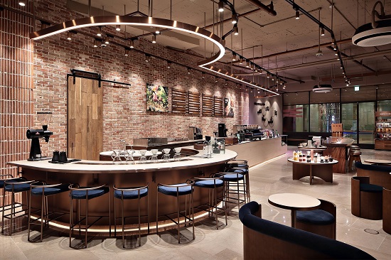 스페셜티 커피 전문 브랜드 커피앳웍스가 오픈한 이마빌딩 광화문점 내부.SPC