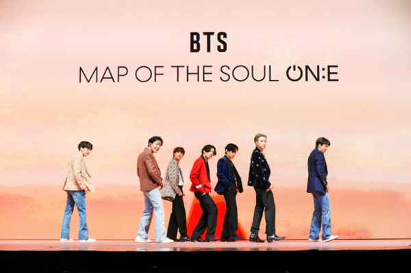지난 10일 BTS가 온라인 콘서트 '맵 오브 더 솔 원(MAP OF THE SOUL ONE)'을 펼치고 있다.&lt;빅히트 엔터테인먼트&gt;