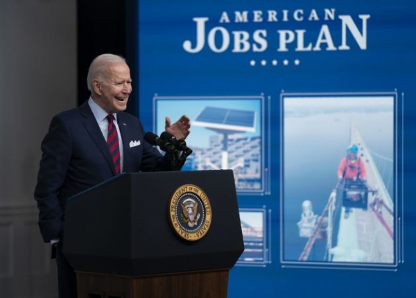 조 바이든 미국 대통령이 7일(현지시간) 백악관 사우스코트 강당에서 미국의 인프라·일자리 투자 법안에 관해 연설하고 있다.워싱턴=AP/뉴시스