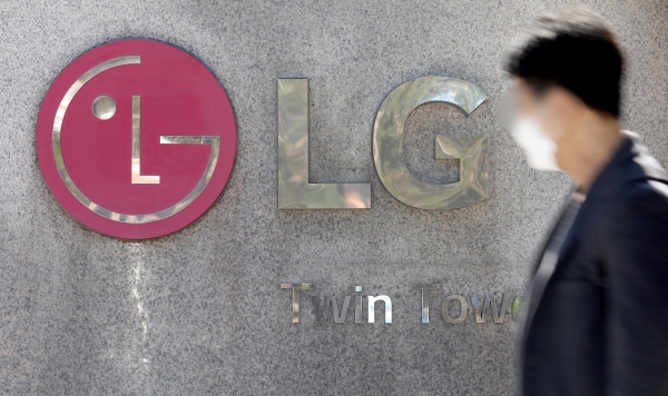 LG는 한국국토정보공사와 LX 사명을 함께 사용하는 방향에 대해 실무 협상을 이어간다고 밝혔다.