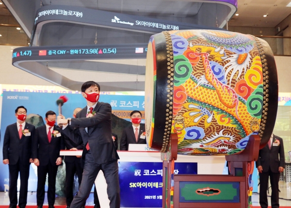 노재석 SK아이이테크놀로지 대표가 11일 서울 여의도 한국증권거래소에서 열린 상장기념식에서 타북행사를 진행하고 있다.SK이노베이션