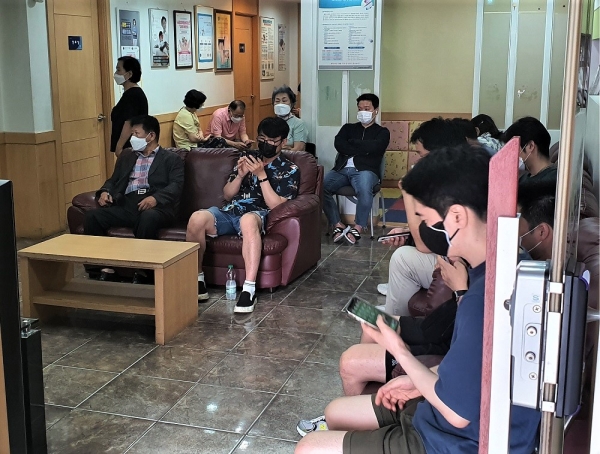 코로나19 백신을 맞으려는 사람들이 10일 오전 10시 서울 마포구 연세석가정의학과 병원에서 대기하고 있다.서창완