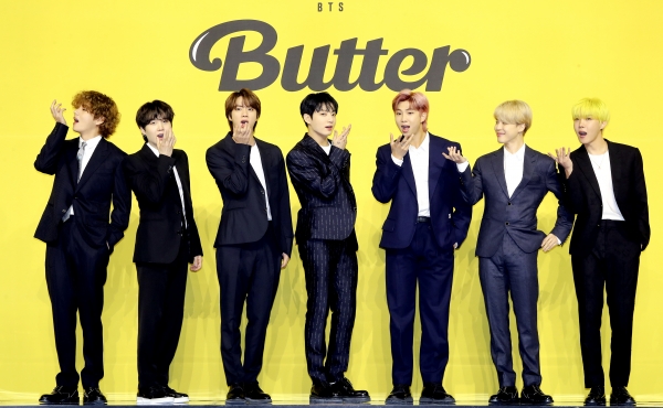 그룹 방탄소년단(BTS)이 5월 21일 서울 송파구 올림픽공원 올림픽홀에서 열린 새 디지털 싱글 'Butter'(버터) 발매 기념 글로벌 기자간담회에 참석해 포즈를 취하고 있다. 뉴시스