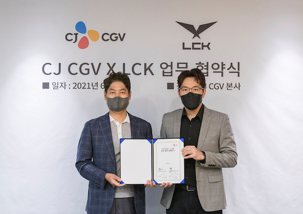 허민회(왼쪽) CJ CGV 대표와 오상헌 LCK 대표가 업무 협약을 맺고 기념촬영을 하고 있다.