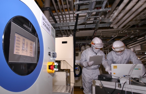 LG디스플레이 직원들이 온실가스 감축설비를 통해 배출되는 온실가스 배출량을 모니터링 하고 있다.