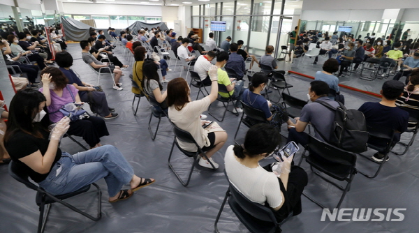 16일 오전 서울 송파구 체육문화회관에 마련된 예방접종센터에서 시민들이 백신 접종을 받기 위해 대기하고 있다. 뉴시스