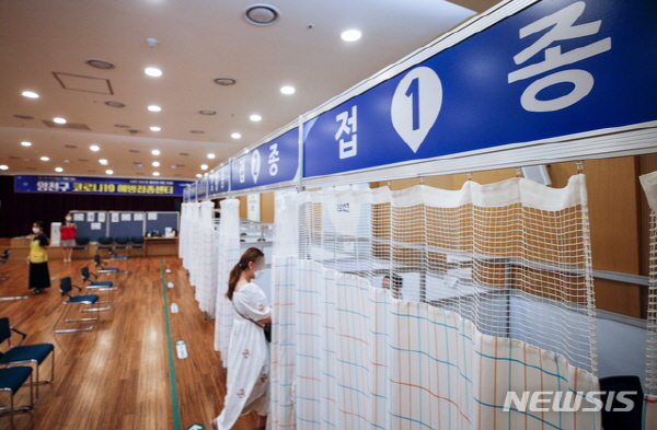 4일 오후 서울 양천구 코로나19 백신 예방접종센터를 찾은  시민들이 백신 접종을 받고 있다. 뉴시스
