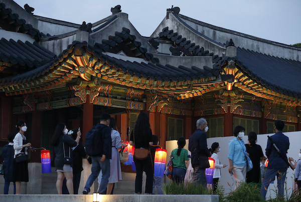 코로나19 백신을 접종한 시민들이 6월 23일 서울 창덕궁에서 열린 달빛기행 특별행사에 참여해 경내를 둘러보고 있다.