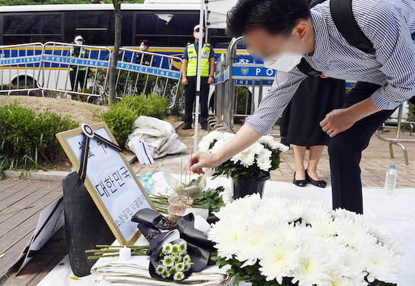 17일 서울 여의도 국회 앞에 마련된 자영업자 합동분향소에서 한 시민이 추모하고 있다.