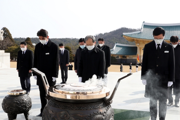 김한영 국가철도공단 이사징이 지난 2월 취임식 후 대전현충원을 찾아 참배하고 있는 모습.