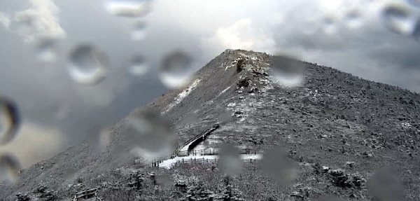 19일 오후 강원도 양양군 설악산 국립공원 중청·대청봉 일대에 눈이 내려 쌓여 있다. 뉴시스