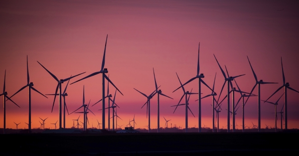 3월 9일(현지시간) 독일 보르델룸 북해 인근의 한 풍력 발전소에 해가 지고 있다.뉴시스