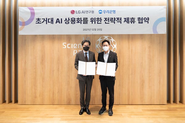 (왼쪽부터) 황원철 우리은행 디지털그룹장과 배경훈 LG AI연구원장이 기념촬영을 하고 있다.