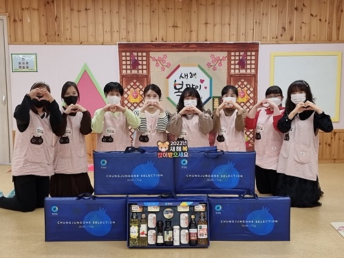 부영그룹이 설 명절을 앞두고 ‘부영 사랑으로 어린이집’ 68곳, 769명의 교사들에게 식품 선물세트를 전달했다.부영