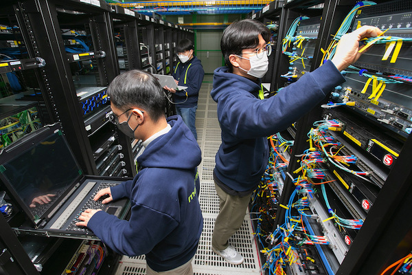 케이뱅크 Tech본부 직원들이 서울 목동 KT IDC에 위치한 케이뱅크 IT센터에서 IT 장비를 점검하고 있다.